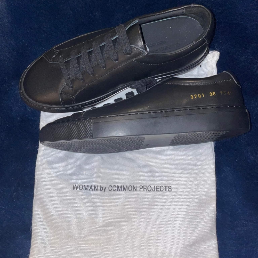 Woman by Common Projects original Achilles low top sneaker (size 5.5)